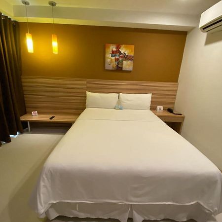 Capital O 820 Guijo Suites Makati Манила Экстерьер фото