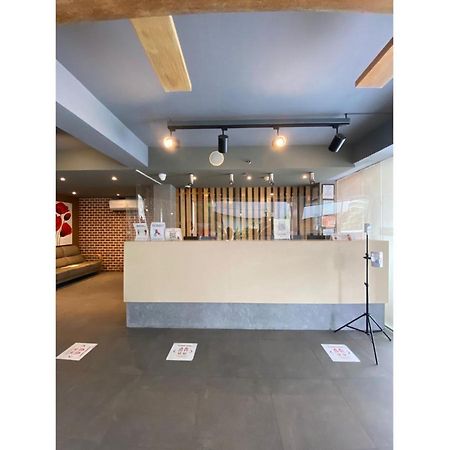 Capital O 820 Guijo Suites Makati Манила Экстерьер фото