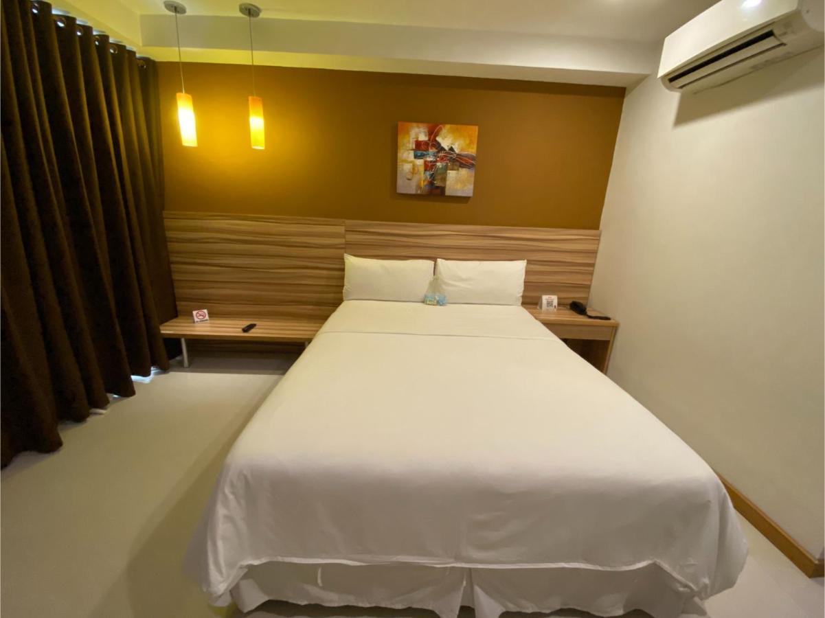 Capital O 820 Guijo Suites Makati Манила Экстерьер фото