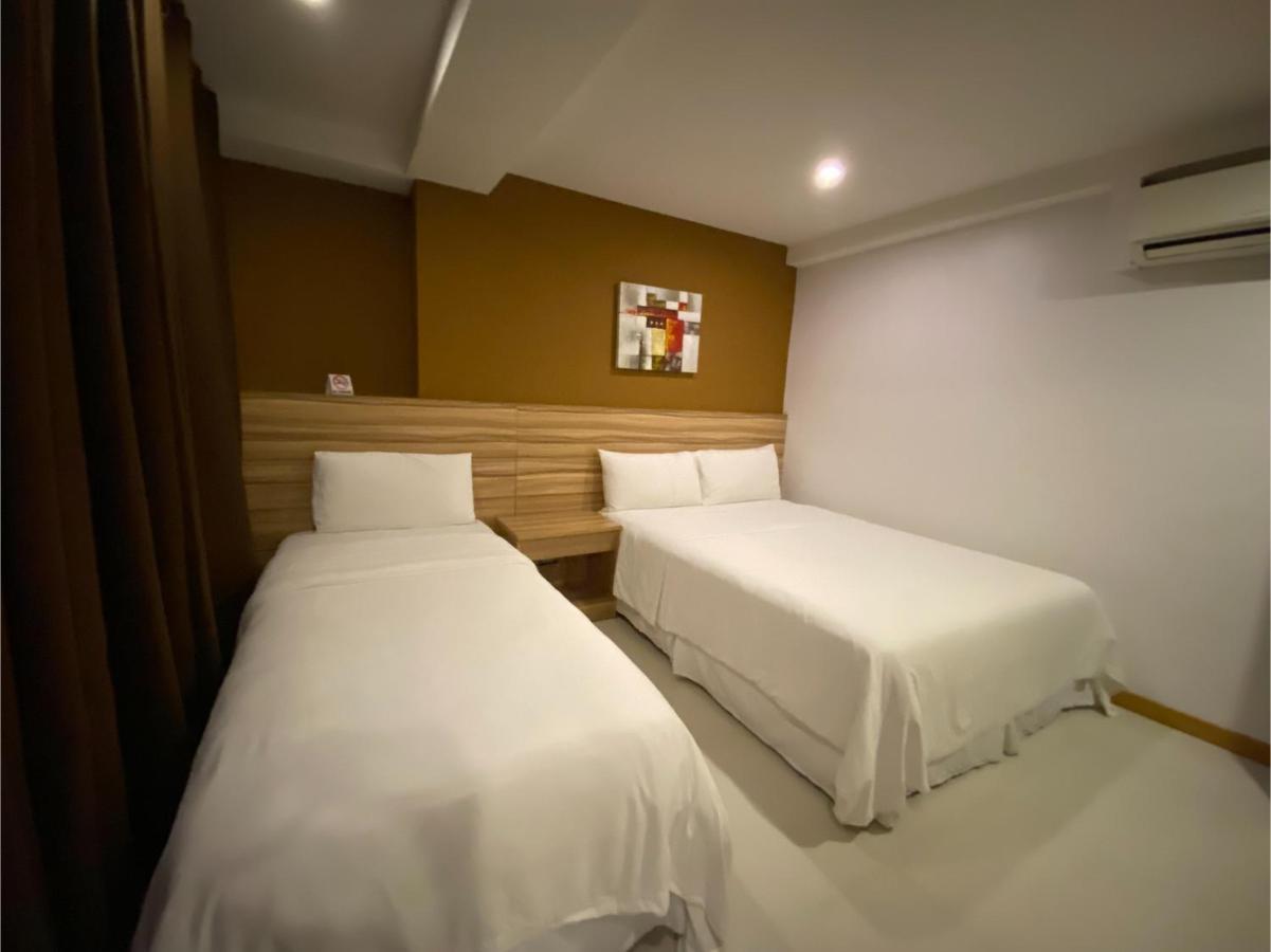 Capital O 820 Guijo Suites Makati Манила Экстерьер фото