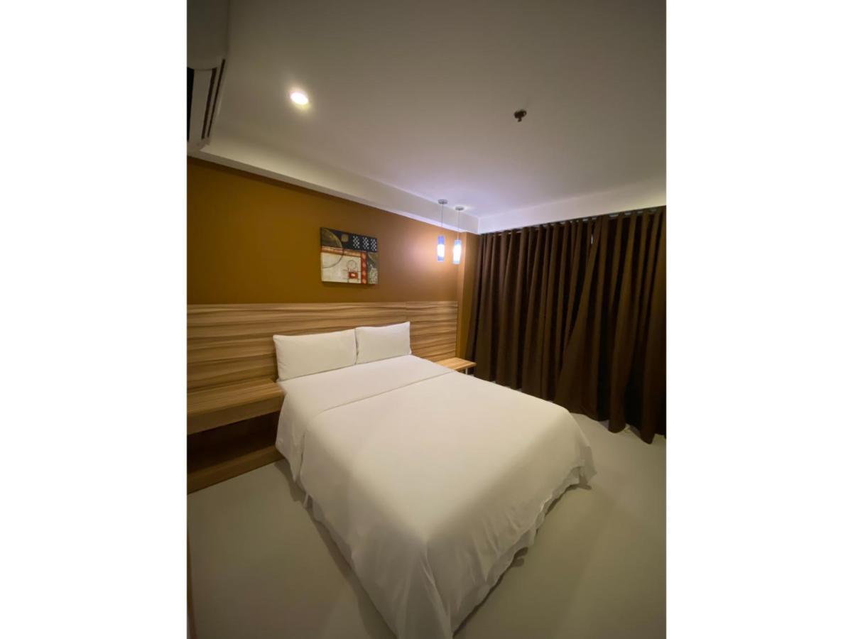 Capital O 820 Guijo Suites Makati Манила Экстерьер фото