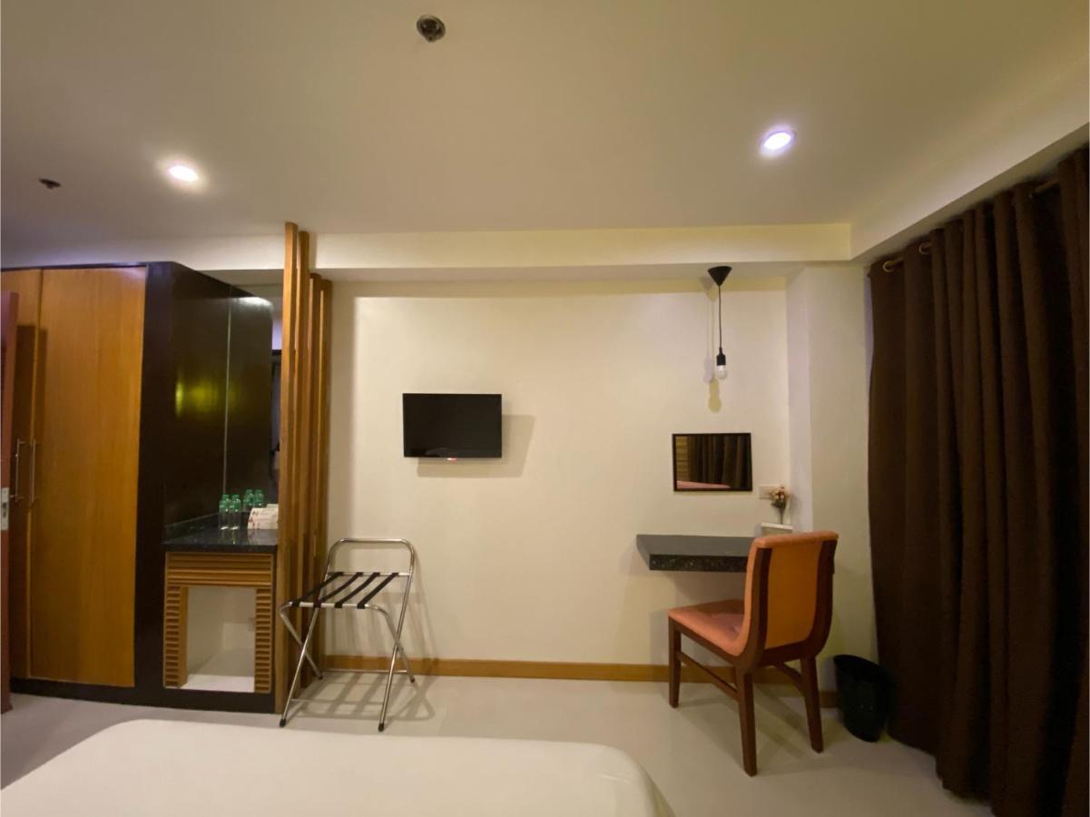 Capital O 820 Guijo Suites Makati Манила Экстерьер фото