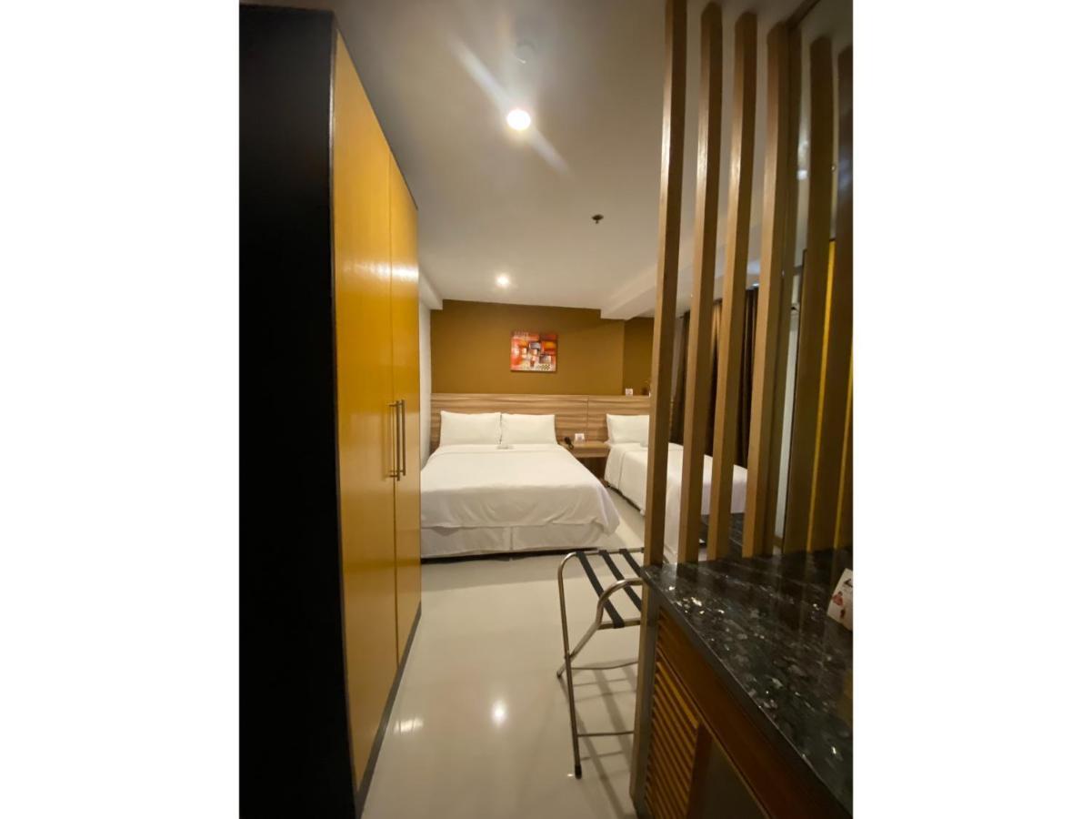 Capital O 820 Guijo Suites Makati Манила Экстерьер фото