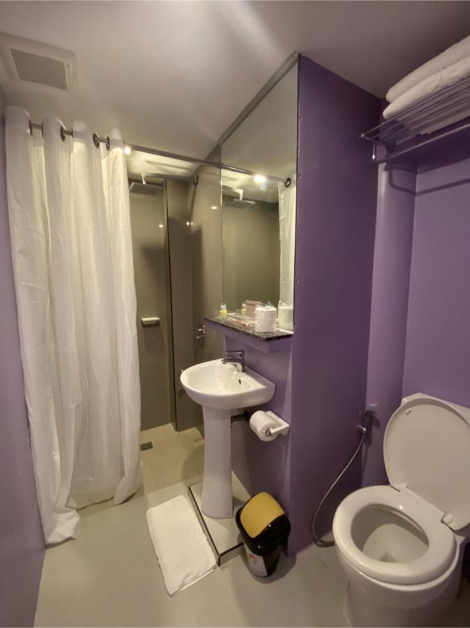 Capital O 820 Guijo Suites Makati Манила Экстерьер фото