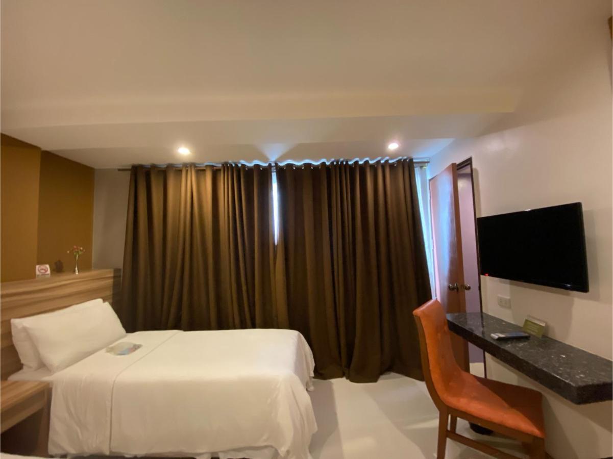 Capital O 820 Guijo Suites Makati Манила Экстерьер фото