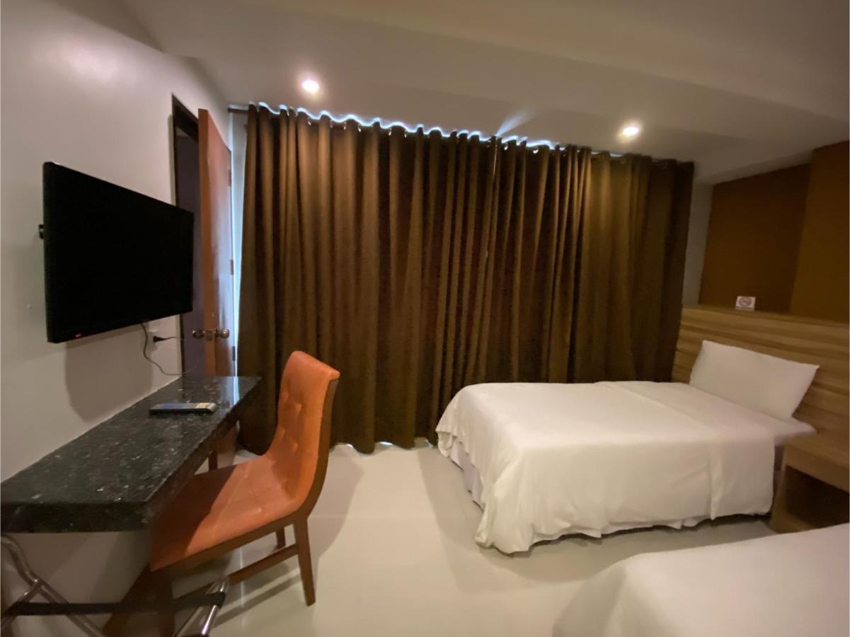 Capital O 820 Guijo Suites Makati Манила Экстерьер фото