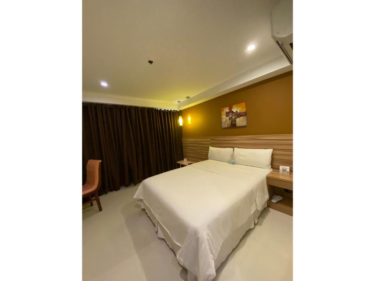 Capital O 820 Guijo Suites Makati Манила Экстерьер фото