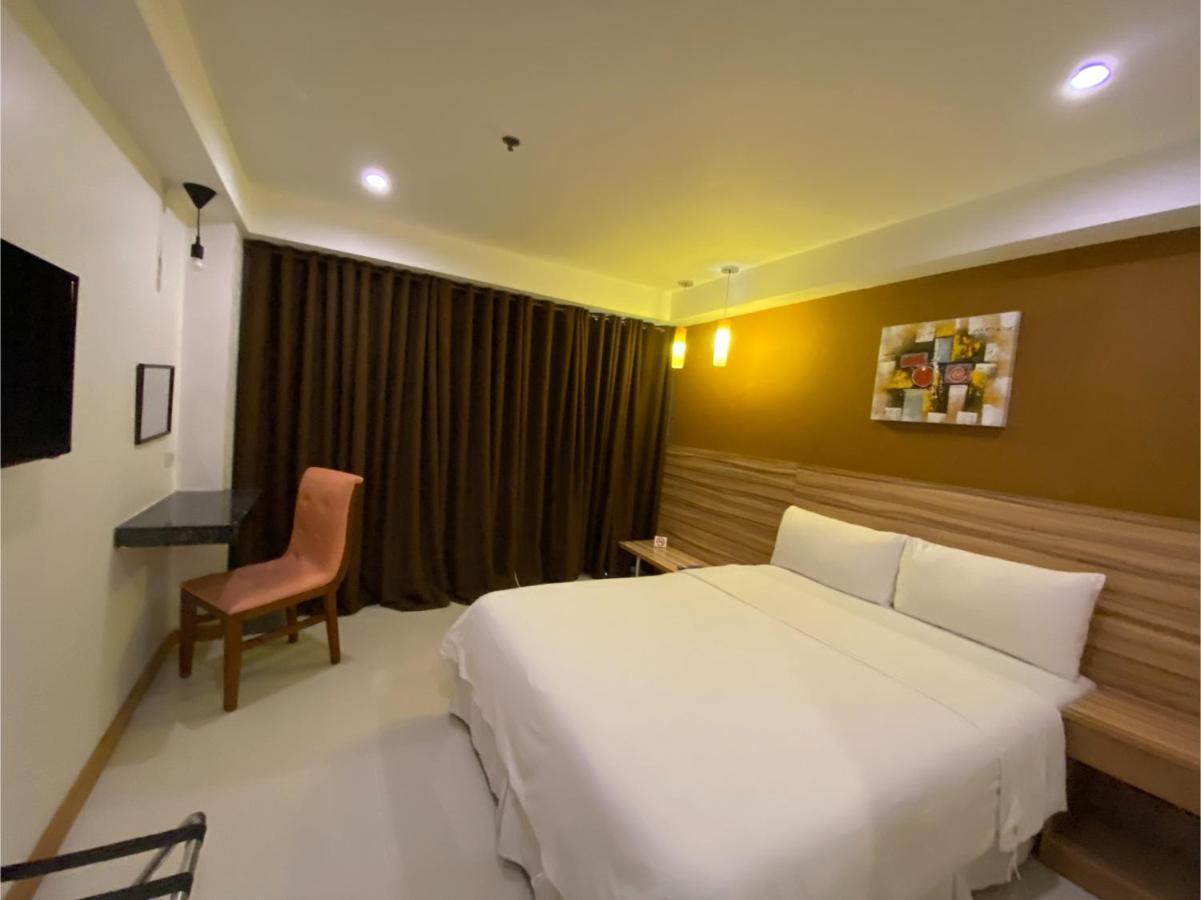 Capital O 820 Guijo Suites Makati Манила Экстерьер фото