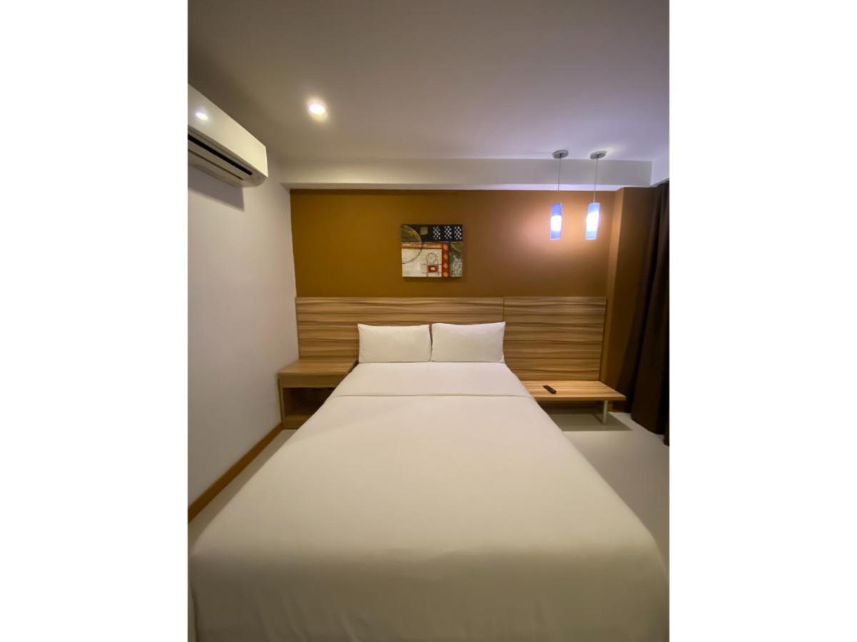 Capital O 820 Guijo Suites Makati Манила Экстерьер фото
