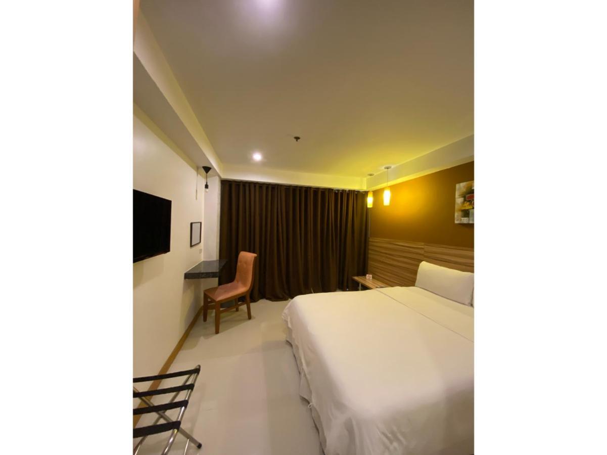 Capital O 820 Guijo Suites Makati Манила Экстерьер фото