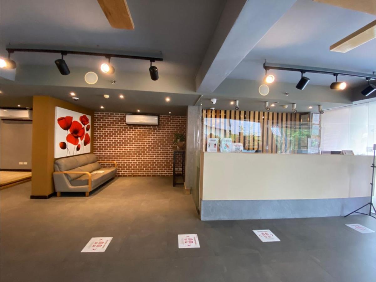 Capital O 820 Guijo Suites Makati Манила Экстерьер фото