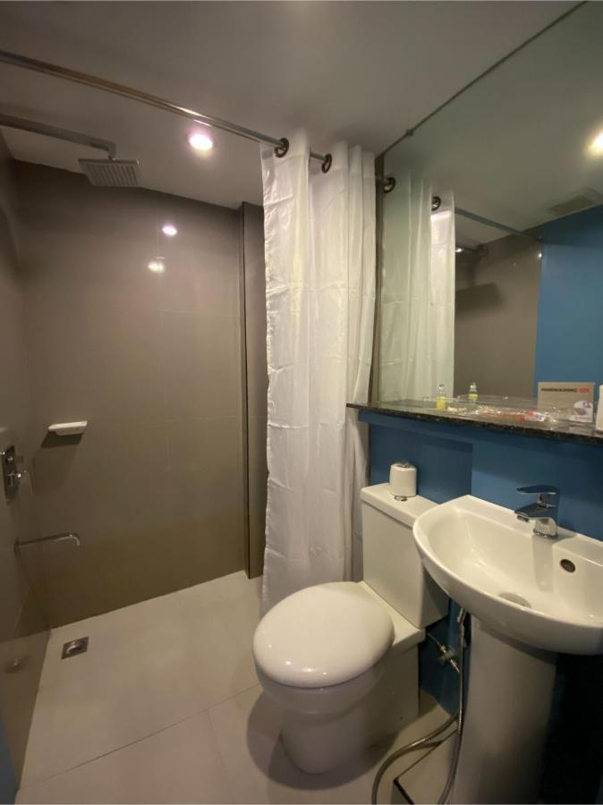 Capital O 820 Guijo Suites Makati Манила Экстерьер фото