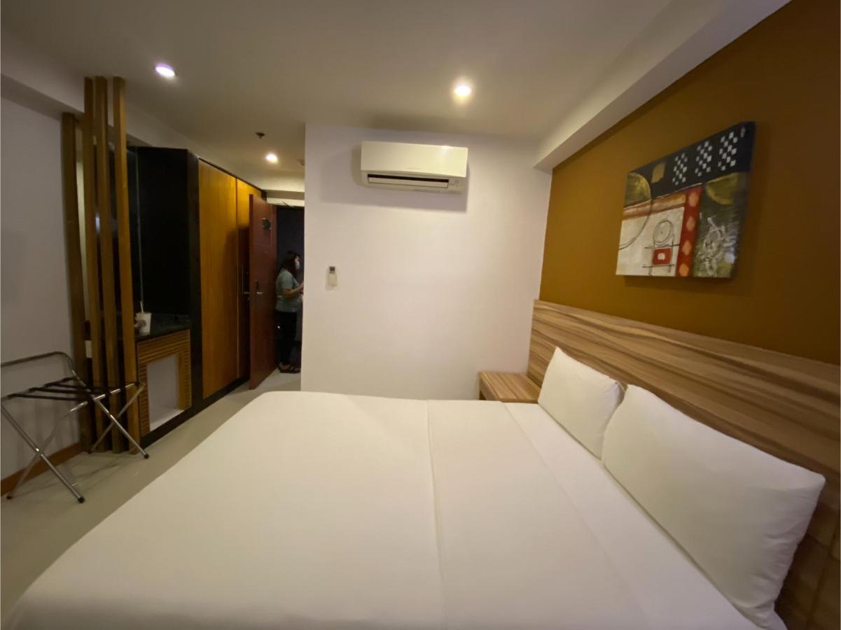 Capital O 820 Guijo Suites Makati Манила Экстерьер фото