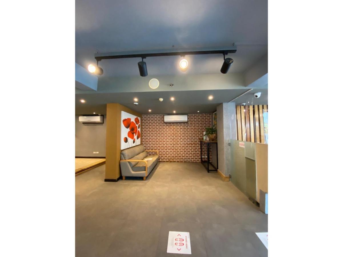 Capital O 820 Guijo Suites Makati Манила Экстерьер фото
