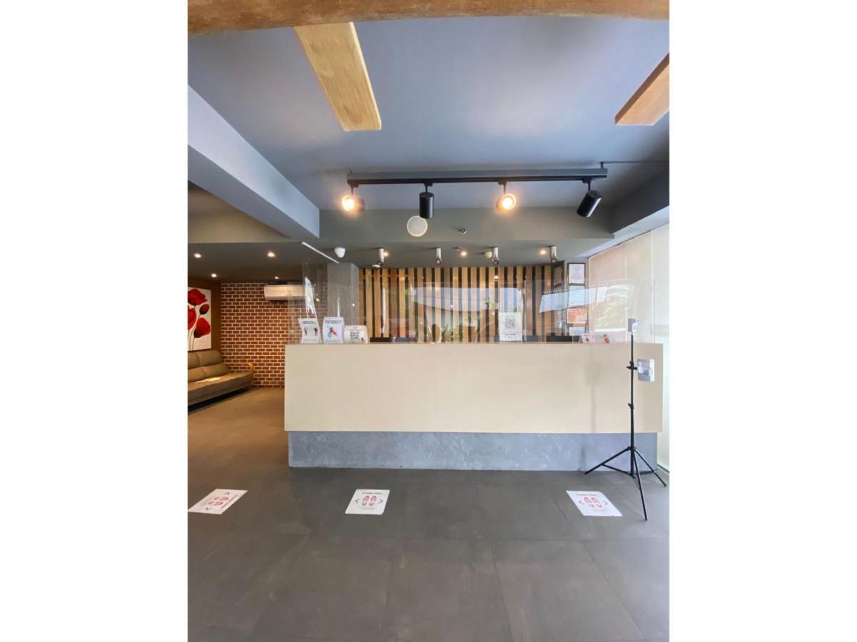 Capital O 820 Guijo Suites Makati Манила Экстерьер фото